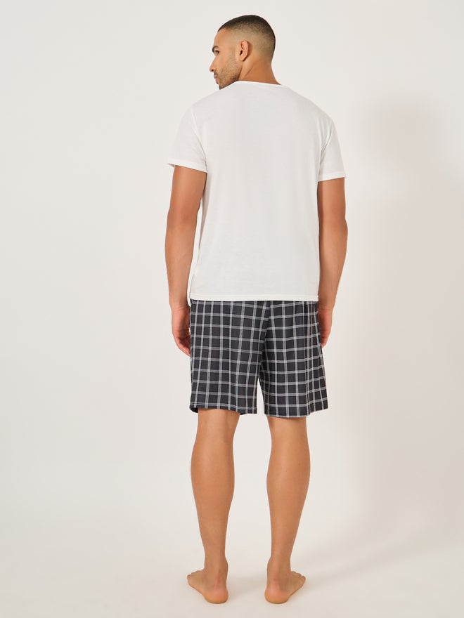 Styli Styli Unwind Solid Contrast Pocket Detail T-Shirt and Checked Shorts Set  - Image 5