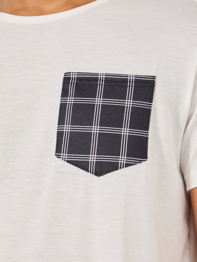 Styli Styli Unwind Solid Contrast Pocket Detail T-Shirt and Checked Shorts Set  - Image 3