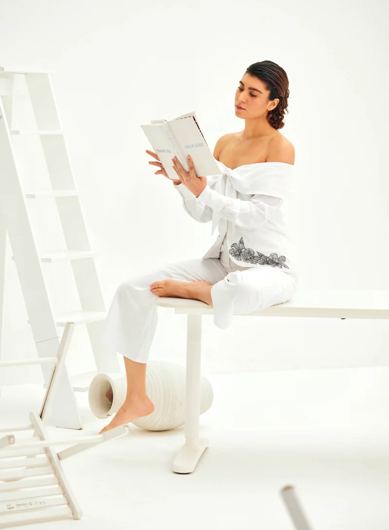 أشيتا فرنانديز Off-Shoulder Embroidered Garden Silhouette