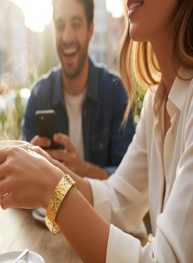 تتش ستون سوار معصم جديد من Touchstone، مصنوع يدويًا بتقنية المطرقة، بتصميم هندي بوليوودي مميز، عرضه 0.50 بوصة، مقاس حر، سوار أنيق بتصميم جذاب باللون الذهبي للنساء. - Image 2