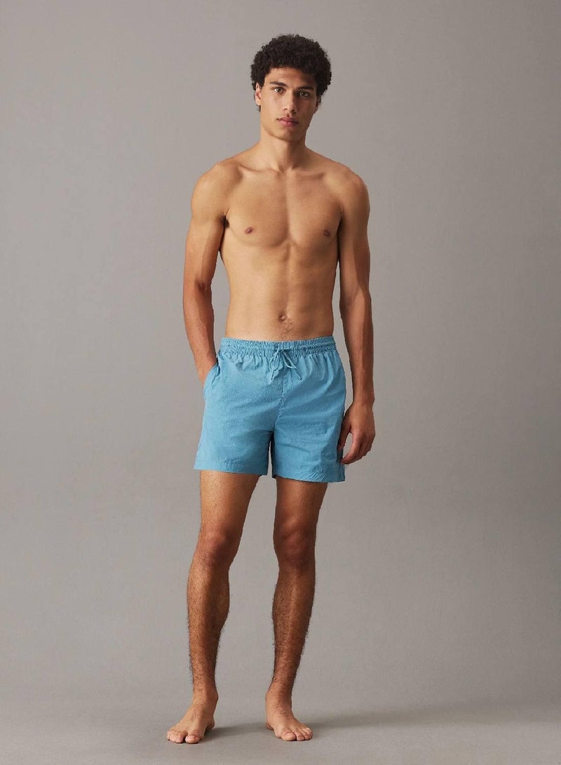 كالفن كلاين شورت سباحة متوسط برباط وشعار - Image 4