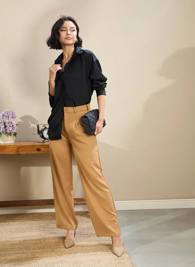 ساسافراس قميص ساسافراس أسود ساتان كبير الحجم بحافة منحنية بأزرار