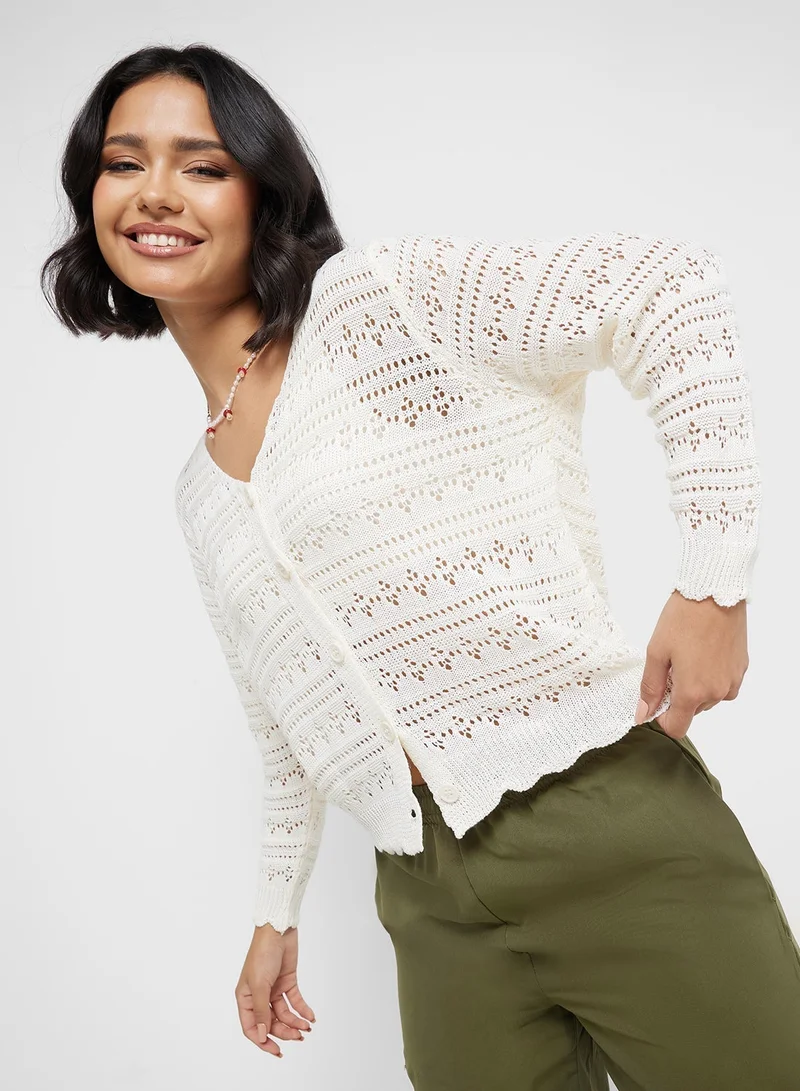 جينجر بلوزة بأزرار وتفاصيل كروشيه