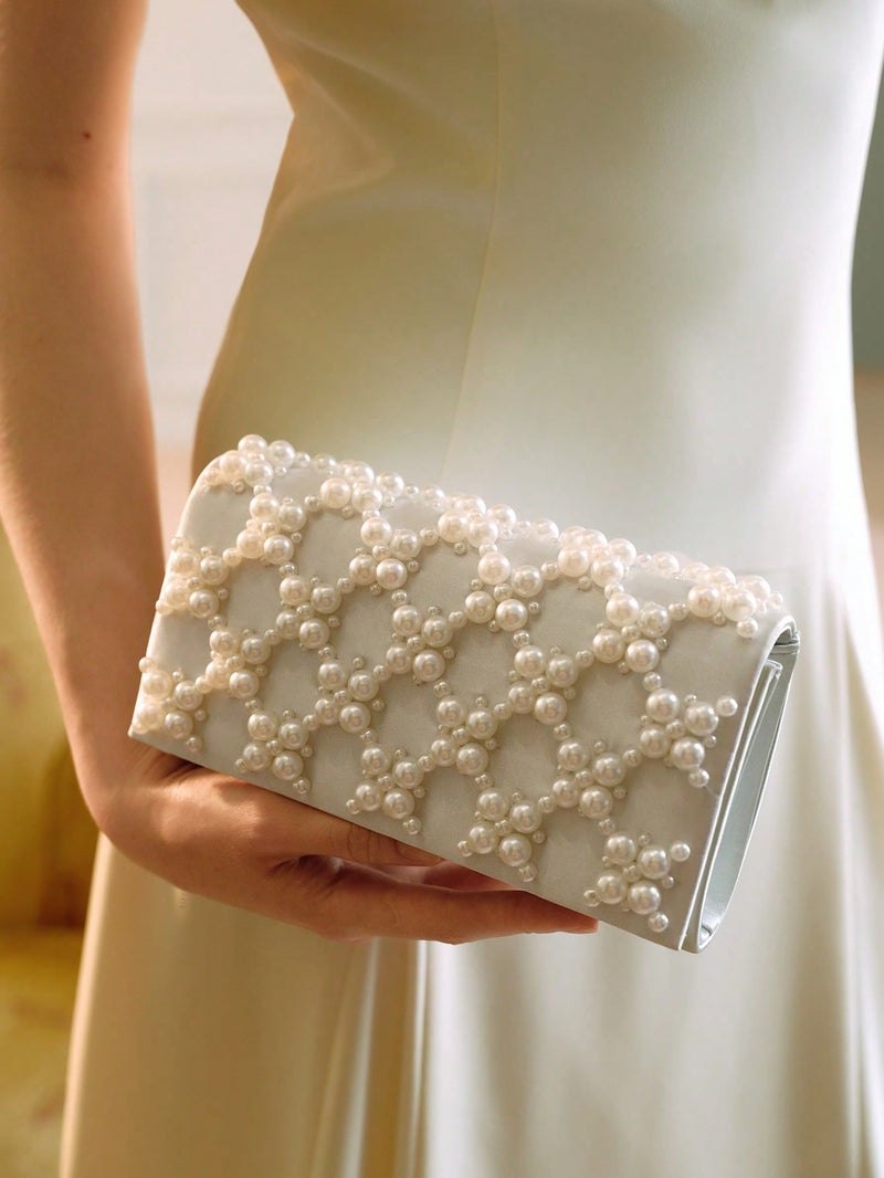 حقيبة سهرة نسائية مزينة باللؤلؤ بتصميم فاخر باللون الأبيض مناسبة للأعراس والمناسبات الرسمية - Image 1