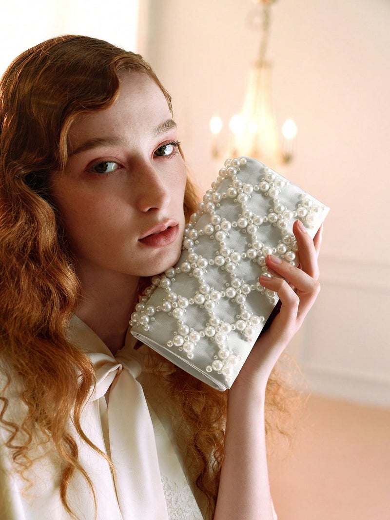 حقيبة سهرة نسائية مزينة باللؤلؤ بتصميم فاخر باللون الأبيض مناسبة للأعراس والمناسبات الرسمية - Image 3