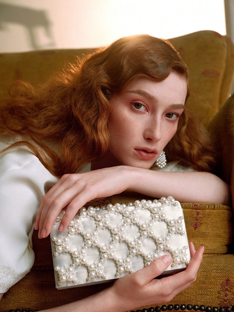 حقيبة سهرة نسائية مزينة باللؤلؤ بتصميم فاخر باللون الأبيض مناسبة للأعراس والمناسبات الرسمية - Image 4