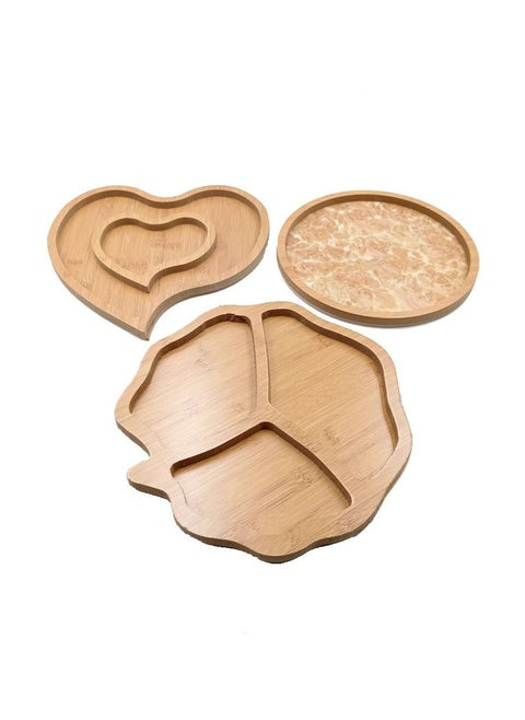 A set of serving dishes consisting of 3 pieces of various shapes