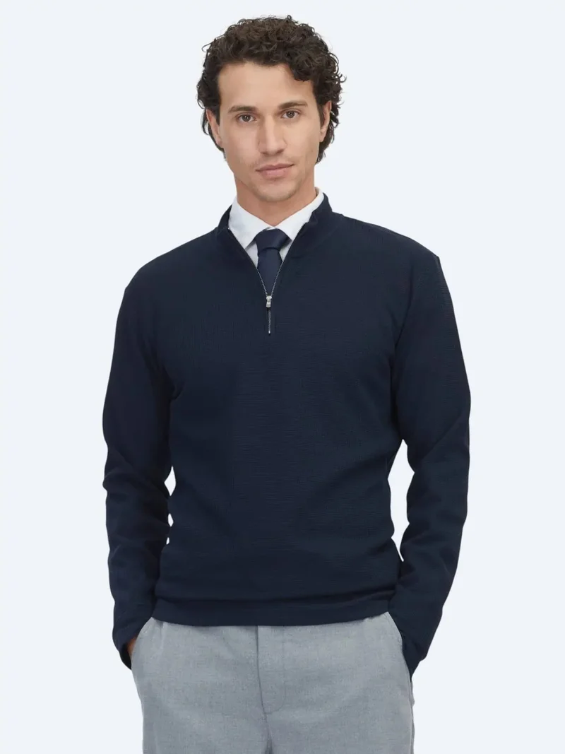 كيب كنزة صوفية زرقاء داكنة بياقة عالية وسحاب مضلع