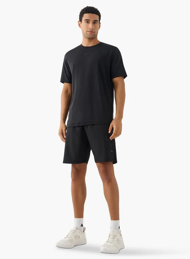 كابا تيشيرت كابا بياقة دائرية وتفاصيل شعار وأكمام قصيرة