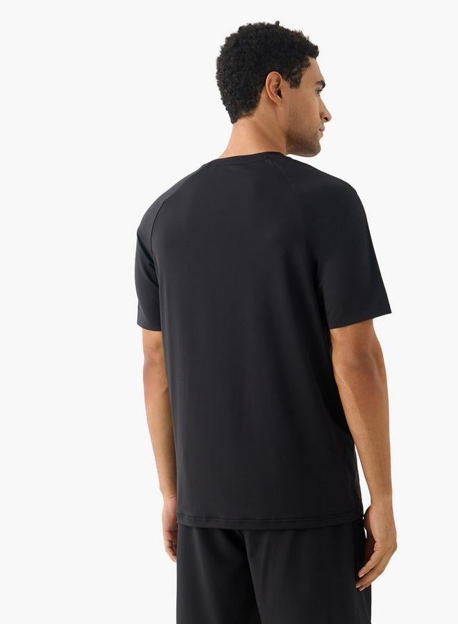 كابا تيشيرت كابا بياقة دائرية وتفاصيل شعار وأكمام قصيرة - Image 3