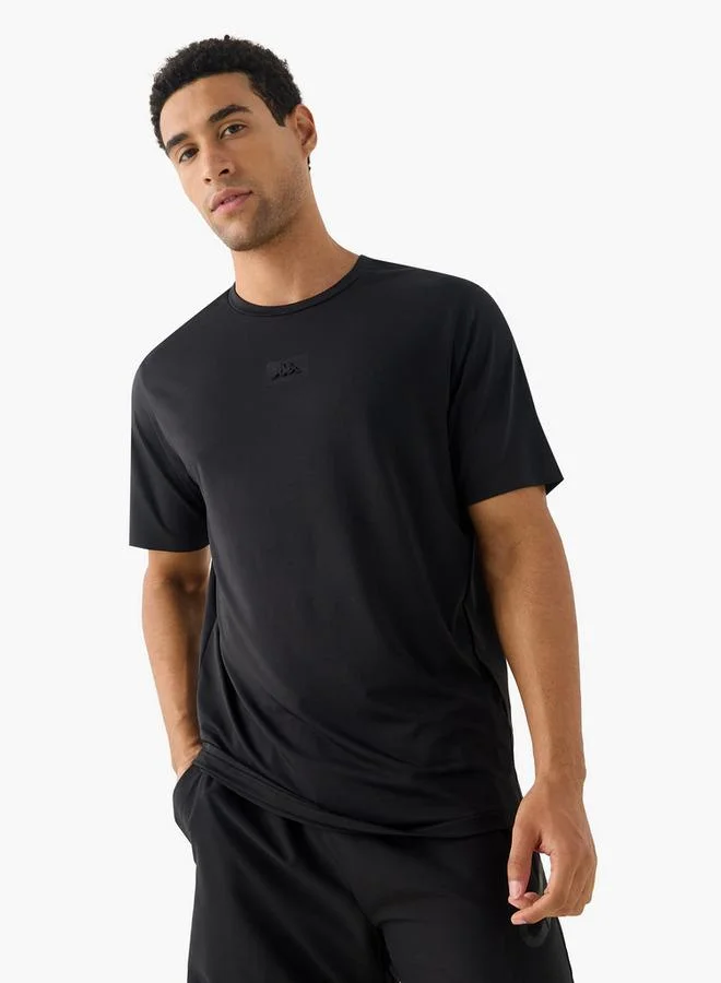 كابا تيشيرت كابا بياقة دائرية وتفاصيل شعار وأكمام قصيرة