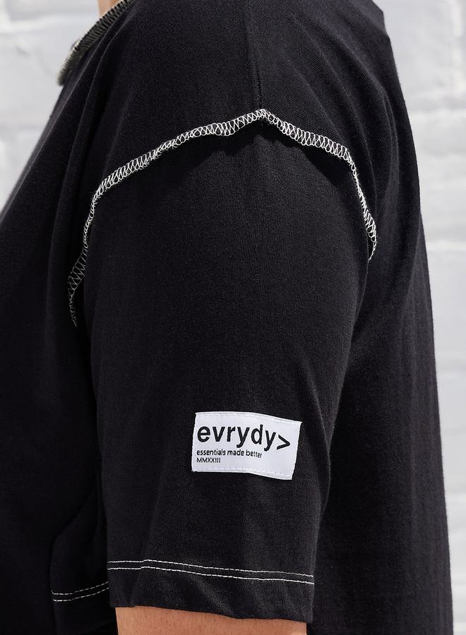 ستايلي تيشيرت كبير بكتف ساقط وشعار مع درزات ظاهرة - Image 4