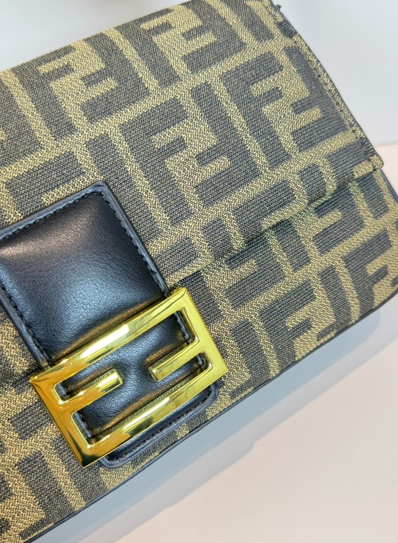 Baguette Leather Shoulder Bag Fendi - Image 5
