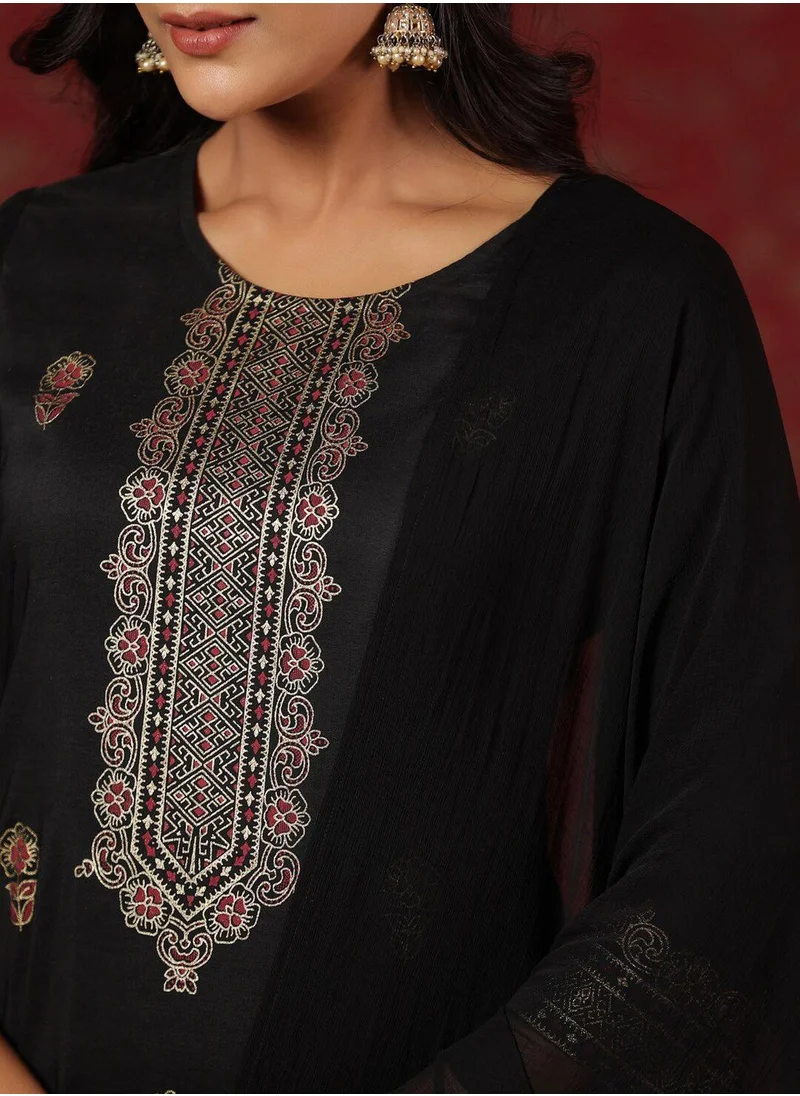 آي شين Regular Fit Three-Quarter Sleeve Printed Black Silk Woven Kurta Set For Women Flat Collar Perfect For Wedding And Engagement Pull On Closure