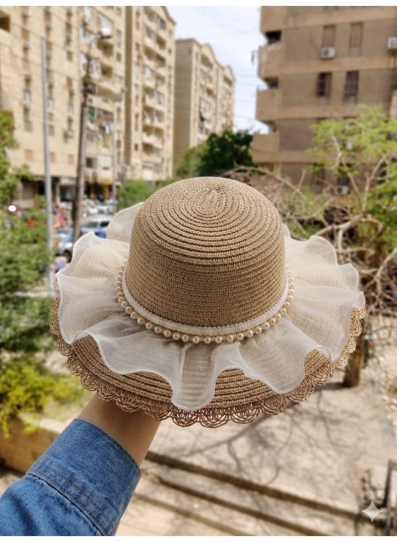 شابو أطفال أنيق بتصميم رقيق ومميز أضيفي لمسة من الأناقة لإطلالة طفلتك مع هذا الشابو الرائع المصمم بشكل جذاب، مصنوع من خامة الخوص بتصميم قبعة شمسية أنيقة مع تزيين بحواف من التل الناعم وطبقة من اللؤلؤ لإطلالة أميرية مميزة. مناسب للمناسبات والخروجات الصيفية، ويمنح طفلتك شكلاً لطيفًا ومميزًا مع حماية من الشمس.