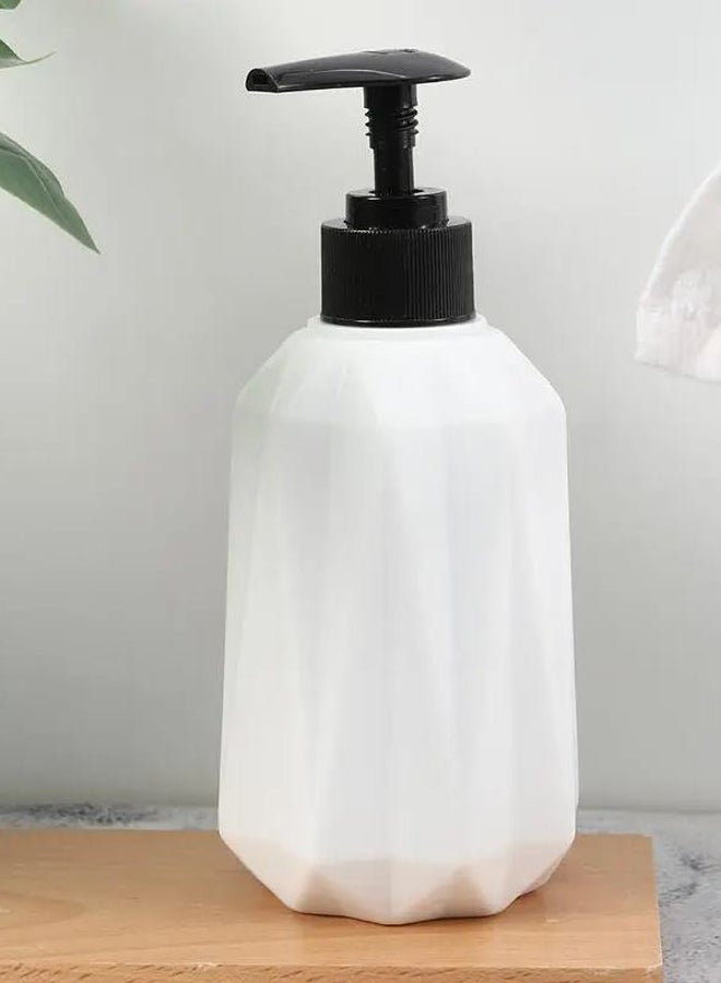 سويس كانتون موزع صابون بلاستيكي فاخر بتصميم نوردك – 15 سم، موزع صابون يدوي ومعقم مع مضخة، تصميم عصري باللونين الأسود والأبيض، زجاجة صابون سائلة قابلة لإعادة التعبئة للاستخدام في الحمام والمطبخ، متين وسهل الاستخدام - Image 1