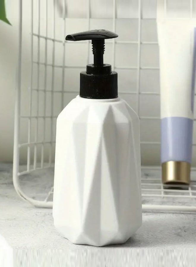 سويس كانتون موزع صابون بلاستيكي فاخر بتصميم نوردك – 15 سم، موزع صابون يدوي ومعقم مع مضخة، تصميم عصري باللونين الأسود والأبيض، زجاجة صابون سائلة قابلة لإعادة التعبئة للاستخدام في الحمام والمطبخ، متين وسهل الاستخدام - Image 3