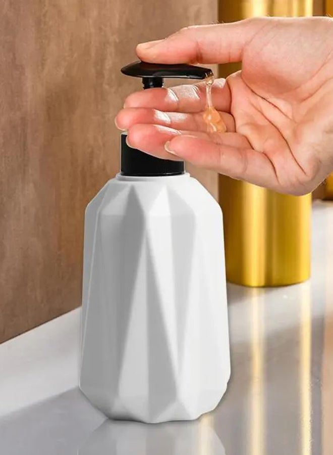 سويس كانتون موزع صابون بلاستيكي فاخر بتصميم نوردك – 15 سم، موزع صابون يدوي ومعقم مع مضخة، تصميم عصري باللونين الأسود والأبيض، زجاجة صابون سائلة قابلة لإعادة التعبئة للاستخدام في الحمام والمطبخ، متين وسهل الاستخدام - Image 2