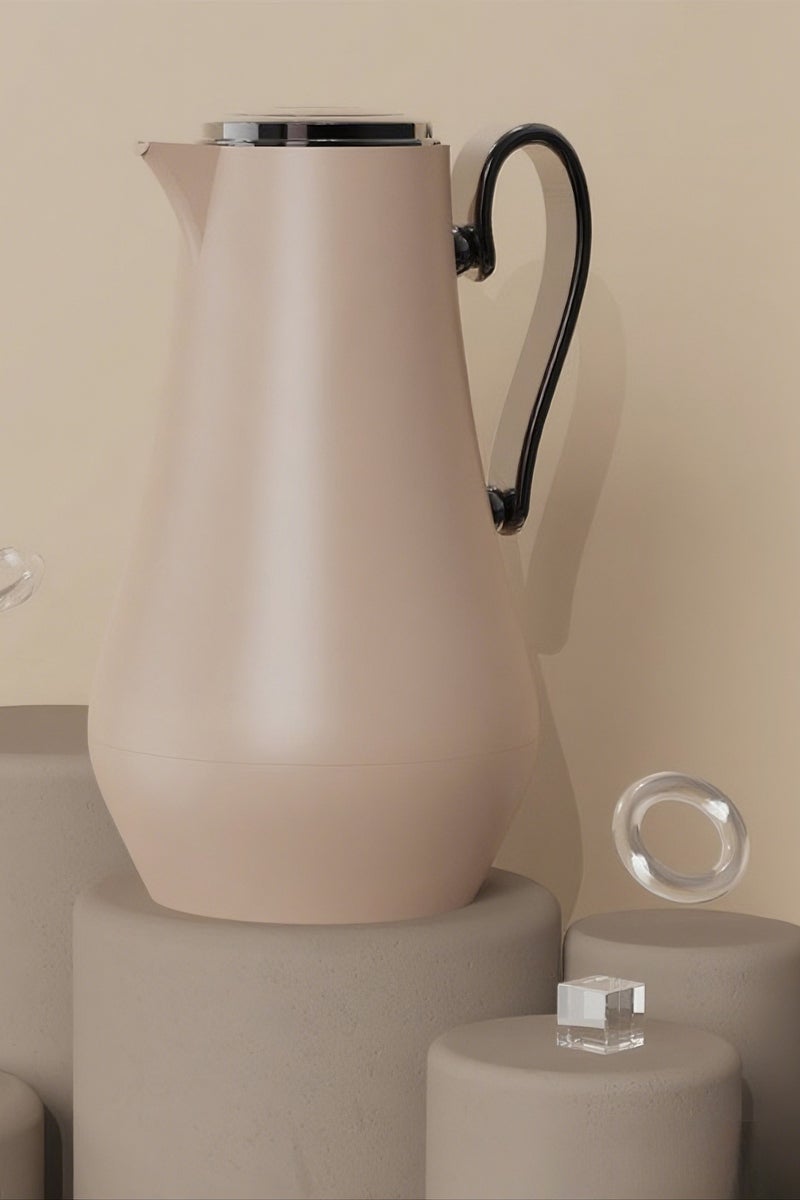 غزال ترمس شاي/قهوة بلاستيكي سعة 1 لتر بني فاتح/أسود بزجاج بوري سيليكات - Image 1