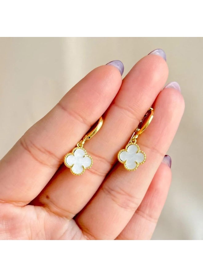 جوليا ستور أقراط متدلية من الفولاذ المقاوم للصدأ مطلية بالذهب عيار 18 قيراطًا على شكل زهرة البرسيم ذات الأربع أوراق، هدية مجوهرات عصرية للنساء والفتيات، قطعة فنية يجب أن تمتلكها - عرق اللؤلؤ - Image 4