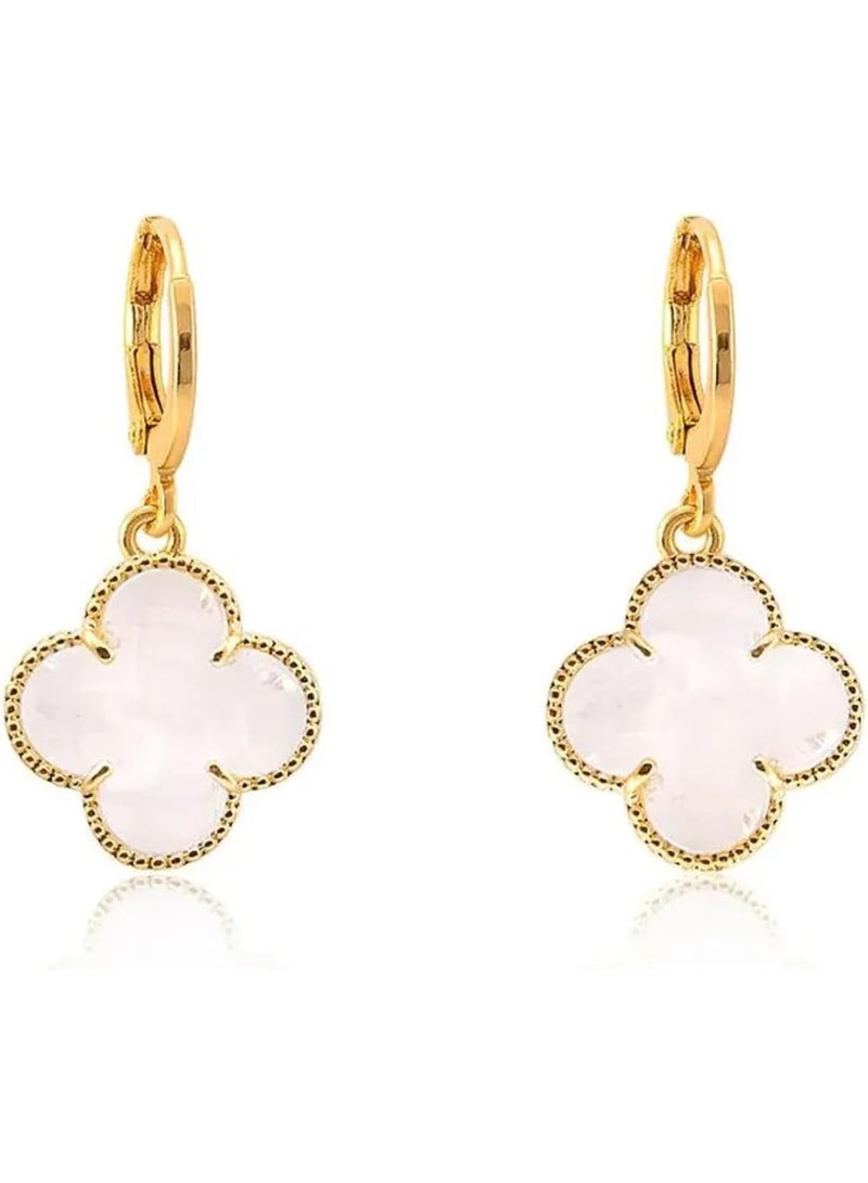 جوليا ستور أقراط متدلية من الفولاذ المقاوم للصدأ مطلية بالذهب عيار 18 قيراطًا على شكل زهرة البرسيم ذات الأربع أوراق، هدية مجوهرات عصرية للنساء والفتيات، قطعة فنية يجب أن تمتلكها - عرق اللؤلؤ - Image 1