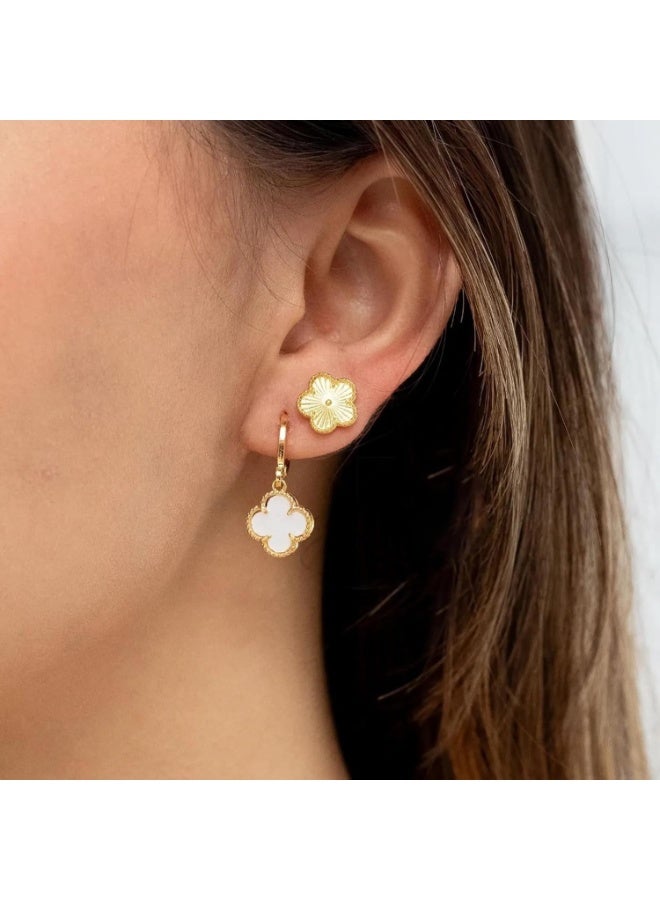 جوليا ستور أقراط متدلية من الفولاذ المقاوم للصدأ مطلية بالذهب عيار 18 قيراطًا على شكل زهرة البرسيم ذات الأربع أوراق، هدية مجوهرات عصرية للنساء والفتيات، قطعة فنية يجب أن تمتلكها - عرق اللؤلؤ - Image 5