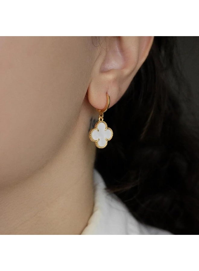 جوليا ستور أقراط متدلية من الفولاذ المقاوم للصدأ مطلية بالذهب عيار 18 قيراطًا على شكل زهرة البرسيم ذات الأربع أوراق، هدية مجوهرات عصرية للنساء والفتيات، قطعة فنية يجب أن تمتلكها - عرق اللؤلؤ - Image 3