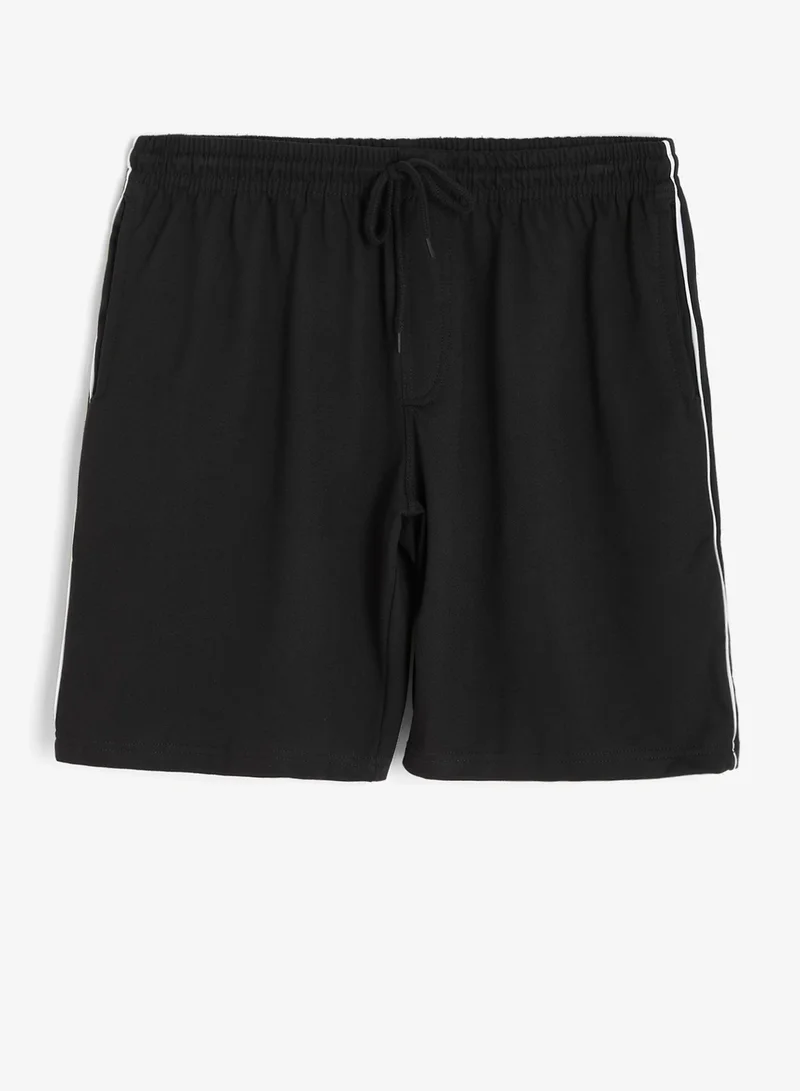 Seventy Five Regular fit Side Piping Shorts