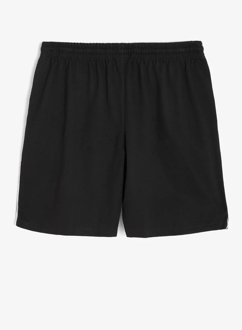 Seventy Five Regular fit Side Piping Shorts