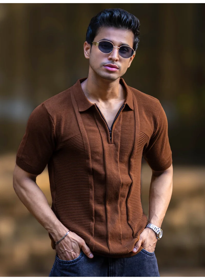 مانياك تي شيرت بولو رجالي مانياك بني بقصة ضيقة وسحاب نصفي وأكمام قصيرة بنقشة مميزة