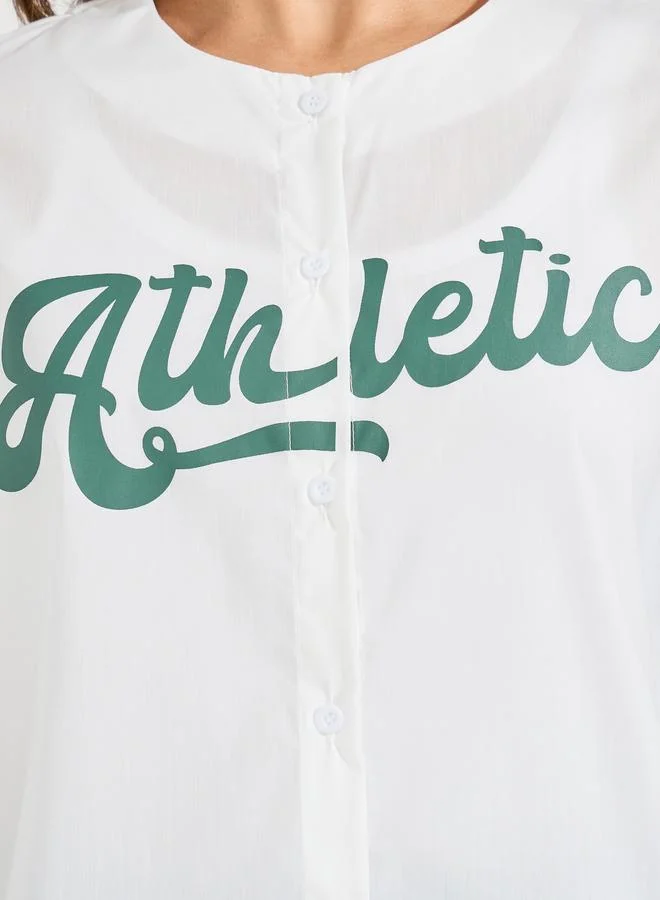 ستايلي بلوزة بلا ياقة مع طبعة فارسيتي واكمام بتفاصيل مُتباينة