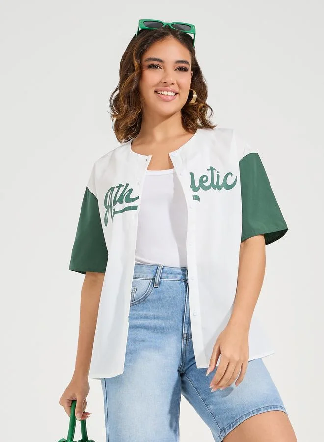 ستايلي بلوزة بلا ياقة مع طبعة فارسيتي واكمام بتفاصيل مُتباينة