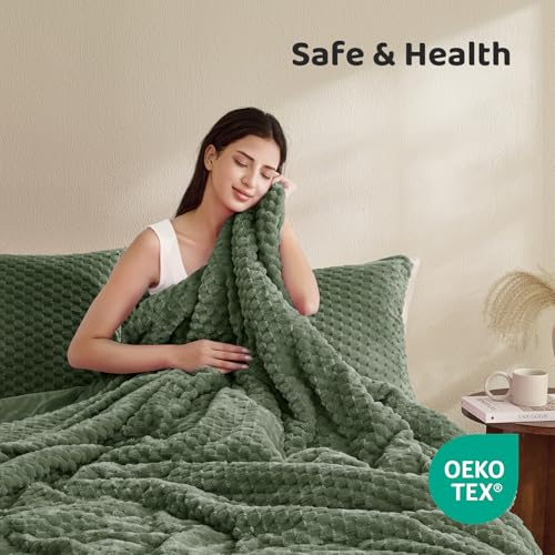 Petrichor Fluffy King Comforter Set - Ultra-Soft Green Flannel Thick Comforter for King Bed, Luxury Warm Bedding Set for Winter & Fall, Cozy Fuzzy Bed Set 3 Pieces (1 Comforter & 2 Pillowcases) - Image 3