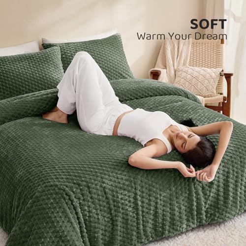 Petrichor Fluffy King Comforter Set - Ultra-Soft Green Flannel Thick Comforter for King Bed, Luxury Warm Bedding Set for Winter & Fall, Cozy Fuzzy Bed Set 3 Pieces (1 Comforter & 2 Pillowcases) - Image 2
