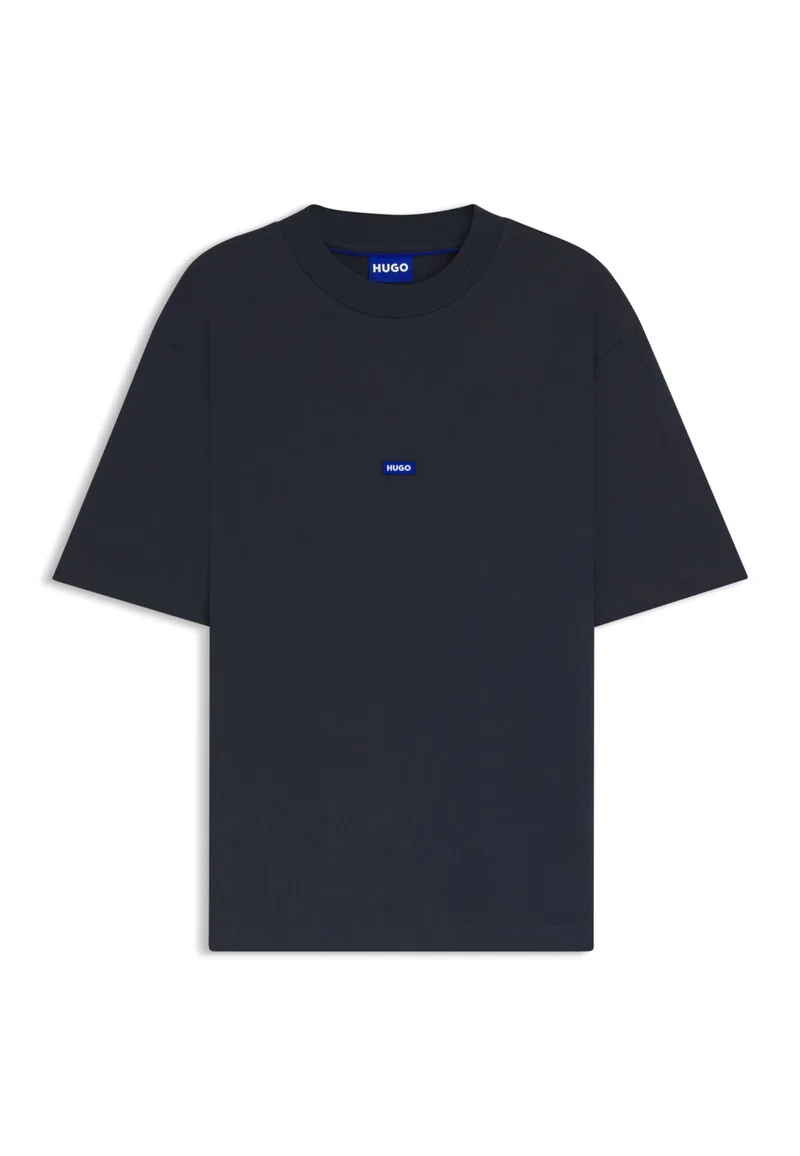 هوجو تيشيرت قطني بقصة عادية مع رقعة شعار زرقاء