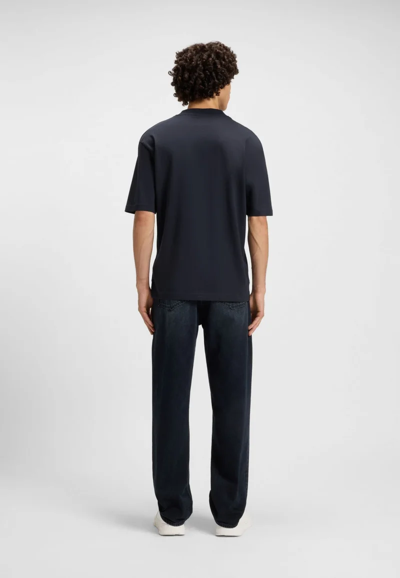 هوجو تيشيرت قطني بقصة عادية مع رقعة شعار زرقاء