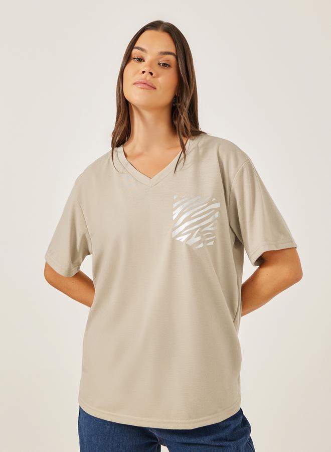 ستايلي تيشيرت نسائي بيج بطبعة حمار وحشي معدنية وجيوب وهمية مقاس كبير - Image 1