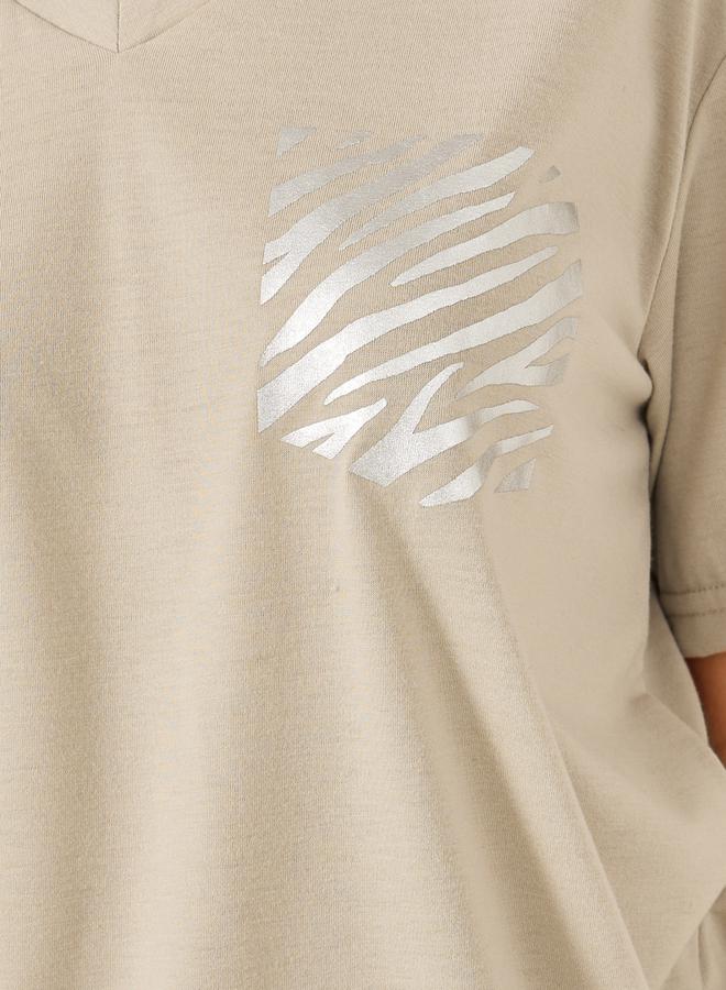 ستايلي تيشيرت نسائي بيج بطبعة حمار وحشي معدنية وجيوب وهمية مقاس كبير - Image 3