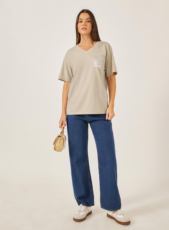 ستايلي تيشيرت نسائي بيج بطبعة حمار وحشي معدنية وجيوب وهمية مقاس كبير - Image 2