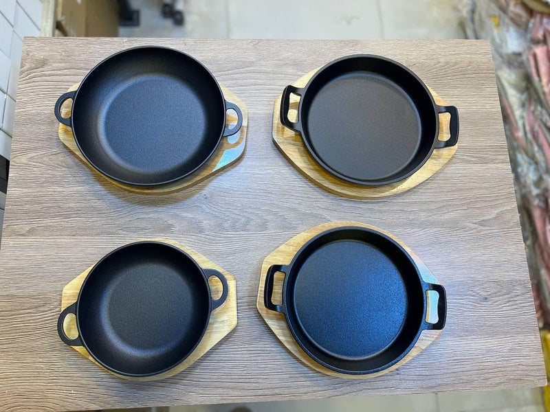 Generic Cast Iron Skillet 19cm with Wooden Base, Non-Stick Coated, Dual Handles, Heat Retaining Serving Pan for Sizzling Dishes.