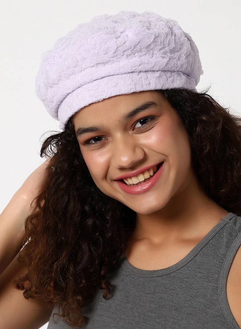 صوص هاوت قبعة بيريه بيضاء بنقشة بارزة
