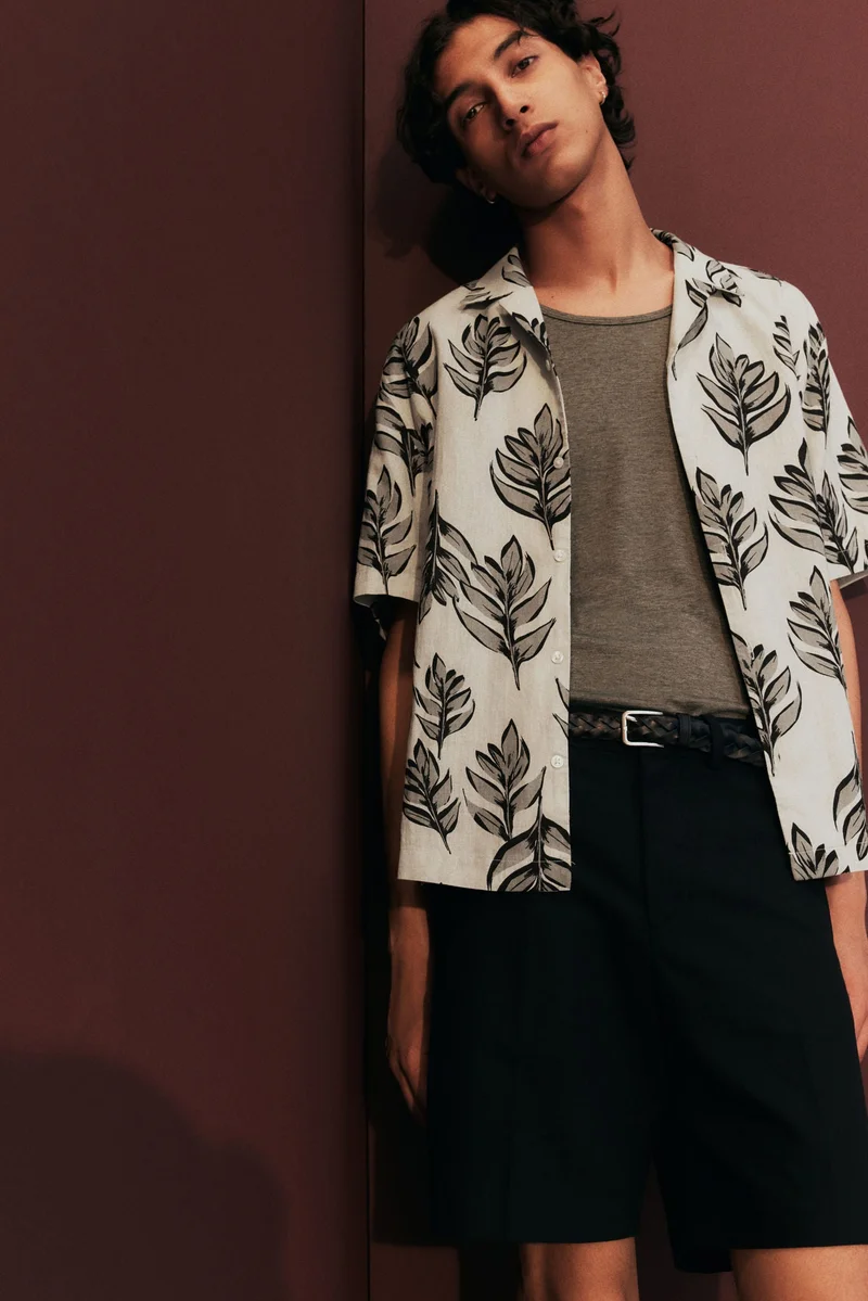 اتش اند ام قميص ريزورت من الكتان بقصّة عادية