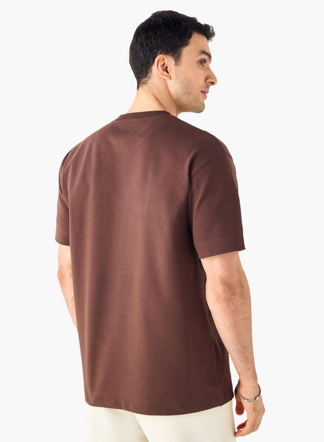 ايكونيك تيشيرت مزين بياقة ضيقة وأكمام قصيرة من آيكونيك - Image 3