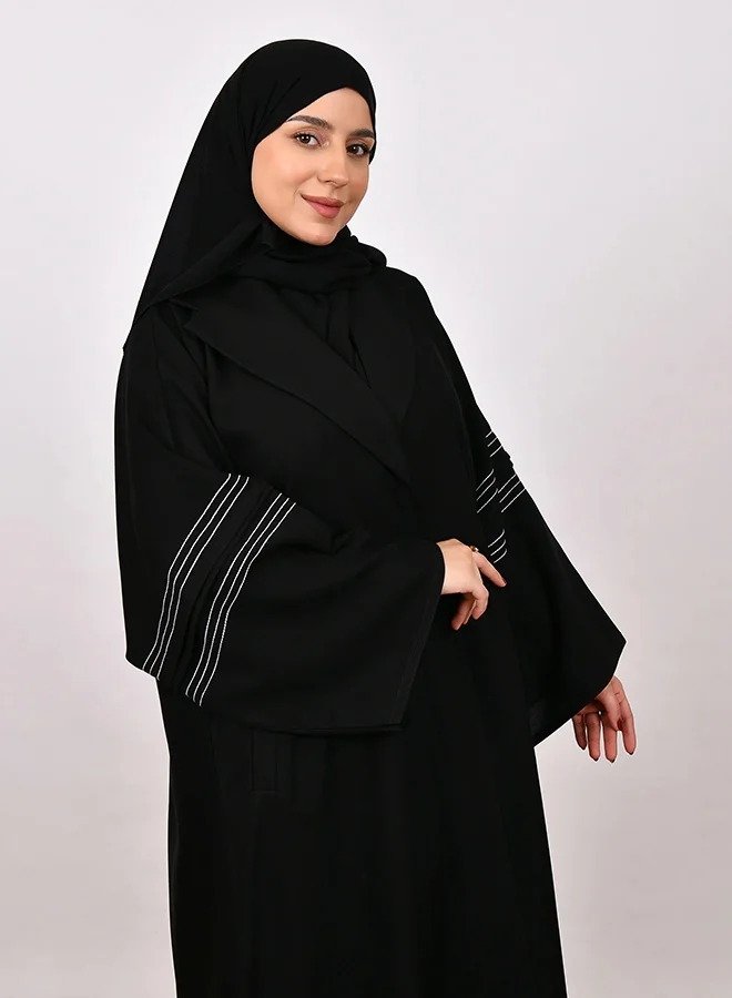 عبايات لمحة عباية سوداء كلاسيكية بياقة وأكمام واسعة مطرزة بخيوط بيضاء - عملية بجيوب جانبية