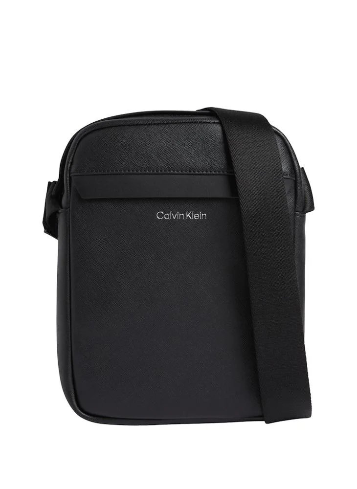 كالفن كلاين Logo Zip over Reporter crossbody