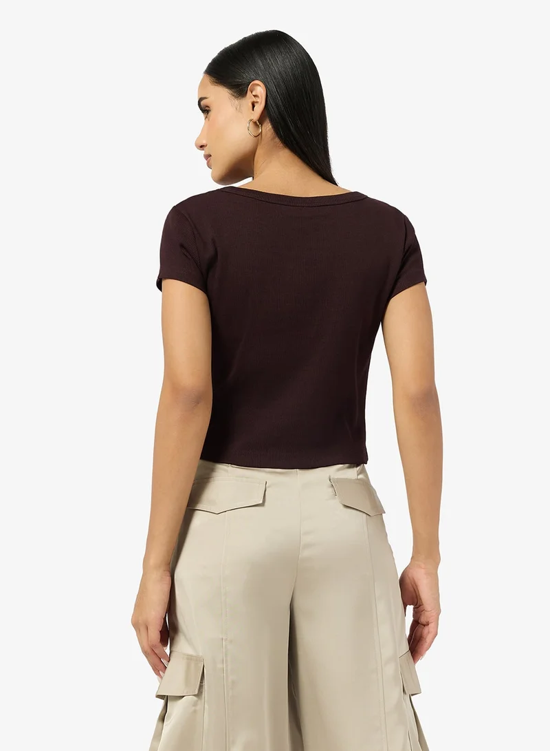 كالفن كلاين جينز تيشيرت قصير بياقة مستديرة برسومات