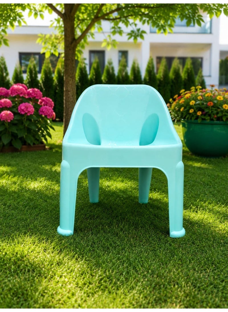 Lightweight and sturdy plastic children's chair – suitable for indoor and outdoor use. - Image 1