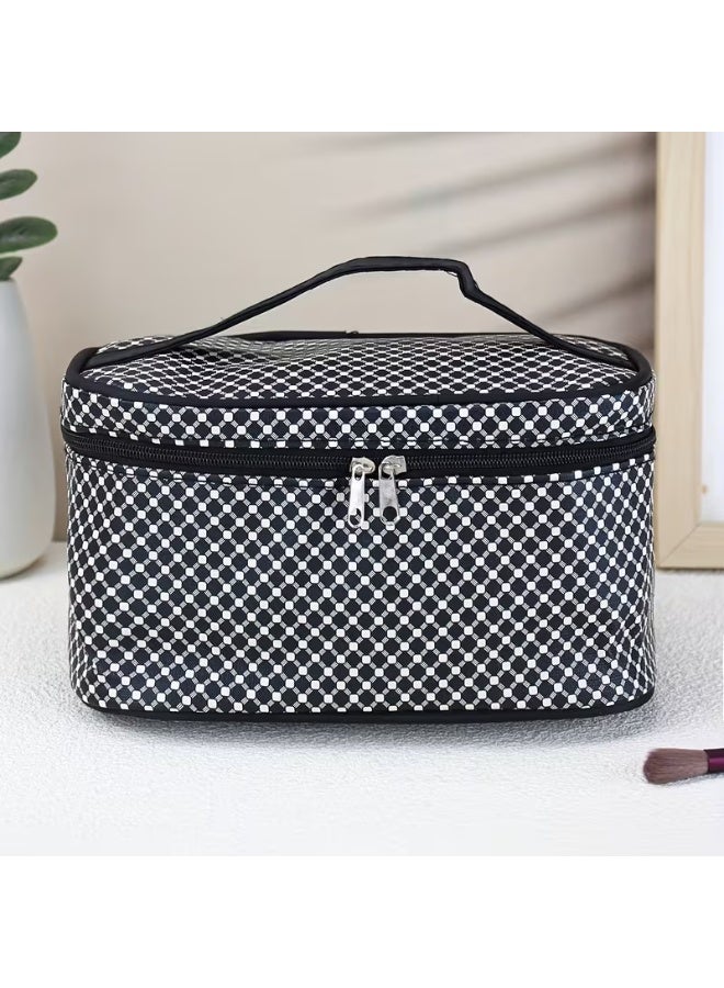 شي إن شنطة مكياج و سفر كاروهات أبيض وأسود - منظم مستحضرات تجميل للسفر بسعة كبيرة ومقبض علوي - حقيبة أدوات زينة عصرية - Image 1