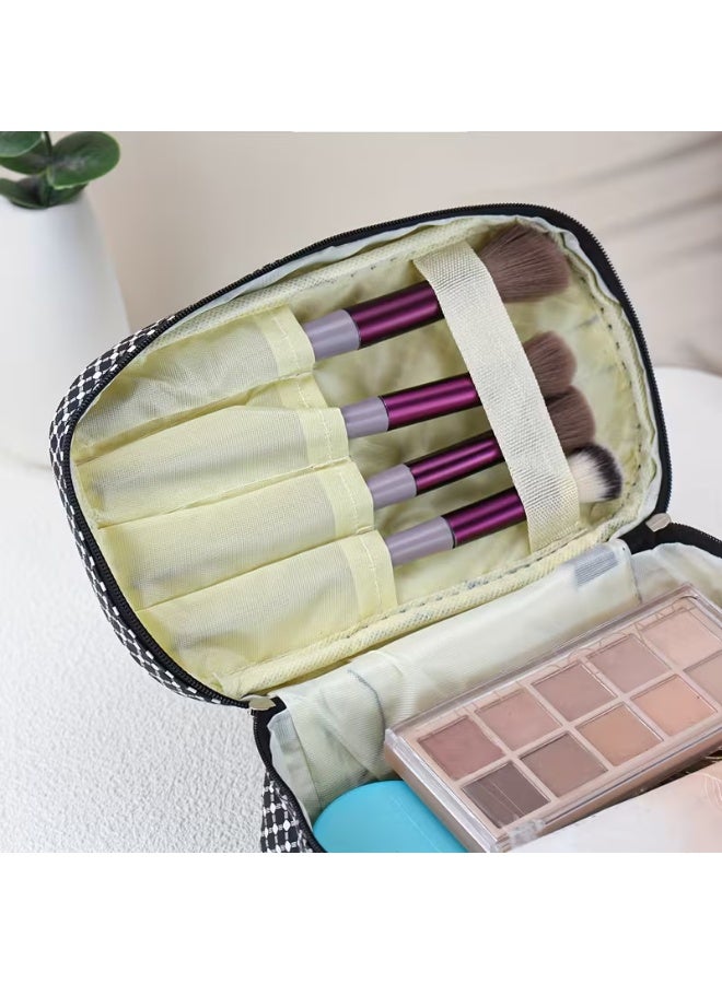 شي إن شنطة مكياج و سفر كاروهات أبيض وأسود - منظم مستحضرات تجميل للسفر بسعة كبيرة ومقبض علوي - حقيبة أدوات زينة عصرية - Image 2