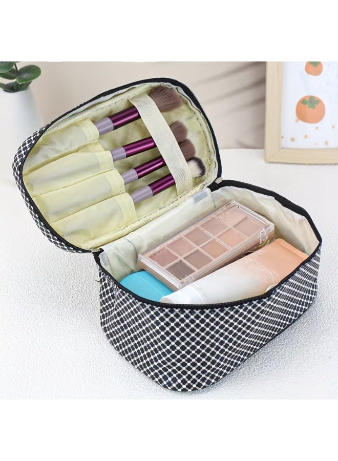 شي إن شنطة مكياج و سفر كاروهات أبيض وأسود - منظم مستحضرات تجميل للسفر بسعة كبيرة ومقبض علوي - حقيبة أدوات زينة عصرية - Image 4